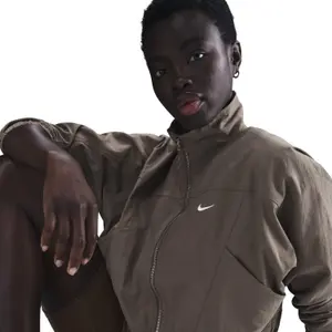 Casaco de mulher Nike Everything Wovens image-3