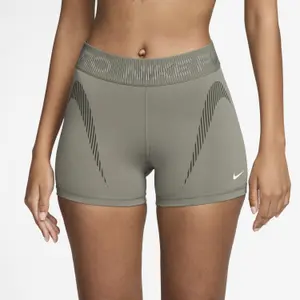Calças de ciclista de altura média com estampado para mulher Nike Pro Dri-FIT image-3