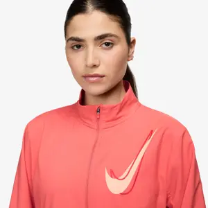 Casaco à prova de água para mulheres Nike Swoosh image-2