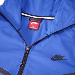 Chubasquero Nike Tech image-3