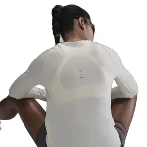 hq0503-133-camiseta-manga-larga-mujer-nike-swift-navegar