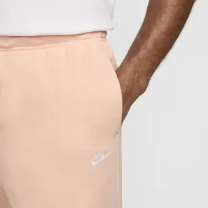 Hose mit offenem Saum aus Sweatstoff Nike Club image-3