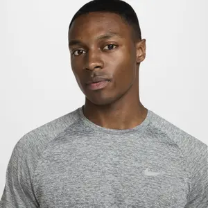 T-shirt Nike Stride image-5