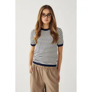 Women's T-shirt Noella Muna image-1