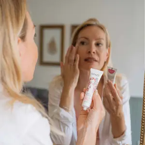 Ma jolie peau - Crema viso riequilibrante e idratante Omum image-3