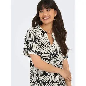 Short dress with V-neck for women Only Susi Life image-4