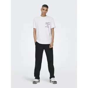 Camiseta con estampado de hojas y bolsillo Only & Sons Perry Life image-3