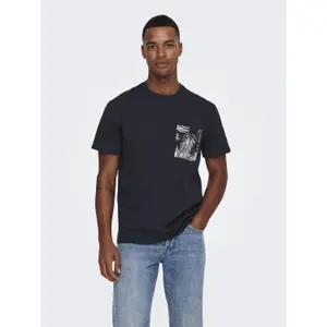 Camiseta con estampado de hojas y bolsillo Only & Sons Perry Life image-1