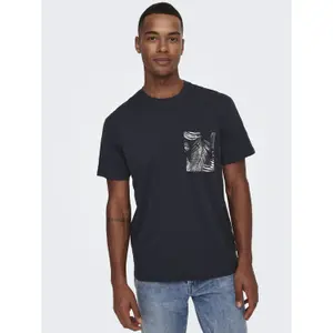 Camiseta con estampado de hojas y bolsillo Only & Sons Perry Life image-2