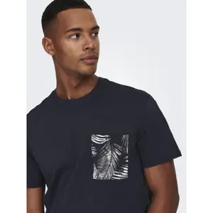 Camiseta con estampado de hojas y bolsillo Only & Sons Perry Life image-5