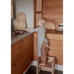 Round oak chopping board with de-tasser OYOY Living Design image-1