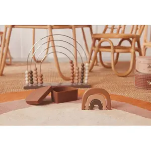 Hochet arc-en-ciel en bois OYOY Living Design image-1