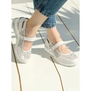 Botas de mulher em couro com fecho de velcro Pédiconfort image-2