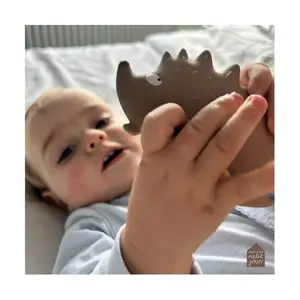 Rubber hedgehog bath toy Petit Jour image-2