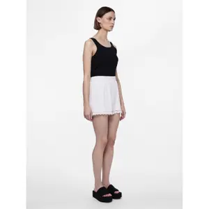 Pantalones cortos de encaje para mujer Pieces Olline Mw image-4