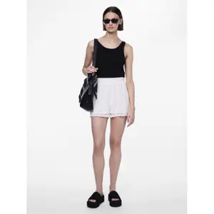 Pantalones cortos de encaje para mujer Pieces Olline Mw image-2