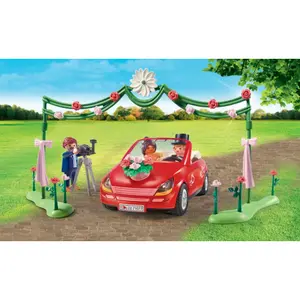 Figurine of wedding couple with photographer and vehicle Playmobil image-3