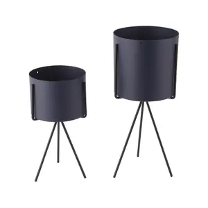 pt3426db-uppsattning-blomkrukor-i-jarn-present-time-pedestal-bla-12-5x29-5x12-5-cm