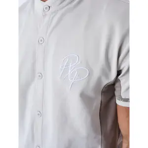 Dwukolorowa koszula z kołnierzykiem mao Project X Paris image-6