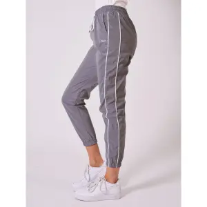 Pantalón de chándal elástico reflectante con piping para mujer Project X Paris image-3