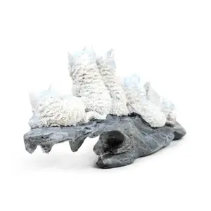 Figurine von Wolfsküken, die auf einem Felsen spielen Puckator image-3