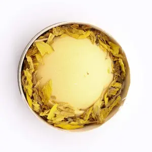 Conjunto de regalo: bomba y sales de baño con flores de manzanilla y pomelo. Puckator image-1