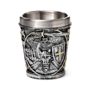Vaso de chupito decorativo caballero y escudo Puckator image-0
