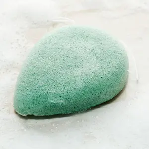 Éponge néttoyante Puckator Konjac Pure Maneki Neko au Thé Vert pour Peau Sensible chat Porte-bonheur image-0