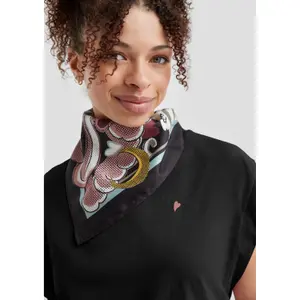 Women's Round Neck T-Shirt with Embroidery QS image-3