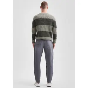 Mid-Rise Relaxed Fit Tapered Jeans QS Devon image-4