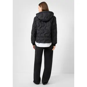 Damenjacke mit geprägtem Steppmuster und Kapuze QS image-4