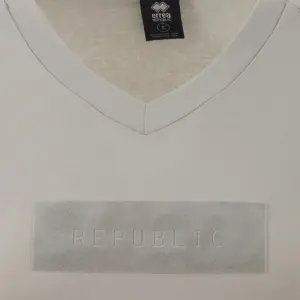 Camiseta escote mujer Errea contemporary image-2