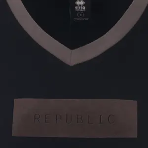 Camiseta Errea contemporary image-2