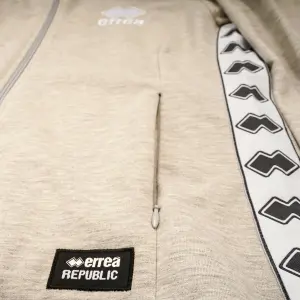 Chaqueta de mujer Errea essential logo fleece image-2