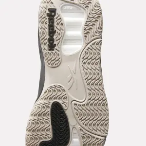 Basketball shoes Reebok Engine A image-6