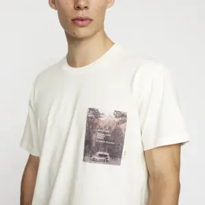T-Shirt mit Brusttaschendruck Revolution image-2