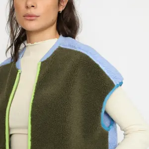 Chaleco de peluche para mujer Revolution image-2