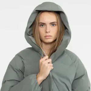 Plumífero oversize con capucha de mujer Revolution image-1