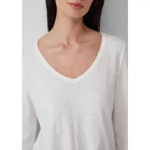 T-shirt από ζέρσεϊ με V λαιμόκοψη και σχέδιο στο κάτω μέρος γυναικείο s.Oliver image-3
