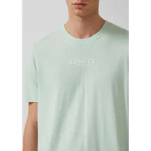 T-shirt από ζέρσεϊ με στρογγυλή λαιμόκοψη και τυπωμένο λογότυπο s.Oliver image-3