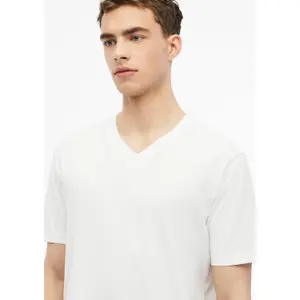 T-shirt μαλακό με V λαιμόκοψη από βαμβακερό jersey με λεπτομέρεια λογότυπου s.Oliver image-3