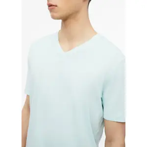 T-shirt μαλακό με V λαιμόκοψη από βαμβακερό jersey με λεπτομέρεια λογότυπου s.Oliver image-3