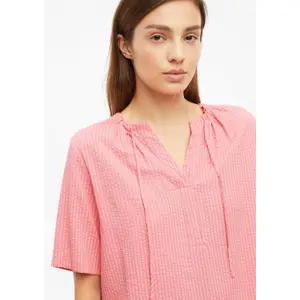 Blusa fluida em viscose misturada com franzidos e estampado integral gola redonda corte amplo mulher s.Oliver image-3