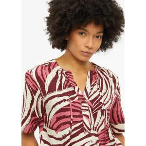 Blusa fluida em viscose misturada com franzidos e estampado integral gola redonda corte amplo mulher s.Oliver image-3