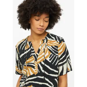 Blusa fluida em viscose misturada com franzidos e impressão integral senhora s.Oliver image-3