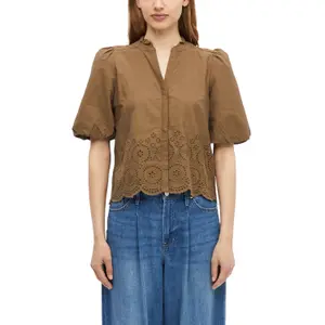 Blusa leve em bordado inglês com gola de babados e franzidos mulher s.Oliver image-2
