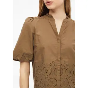 Blusa leve em bordado inglês com gola de babados e franzidos mulher s.Oliver image-3