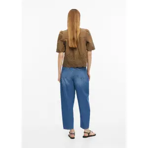 Blusa leve em bordado inglês com gola de babados e franzidos mulher s.Oliver image-4