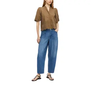 Blusa leve em bordado inglês com gola de babados e franzidos mulher s.Oliver image-6