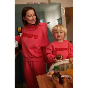 Sweatshirt enfant She is Sunday Amore image-3